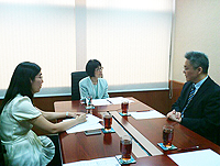中大副校長張妙清教授(中)與中國社會科學院國際合作局局長王鐳博士(右)會晤